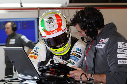 Sergio Pérez estudia los datos de su coche en los test