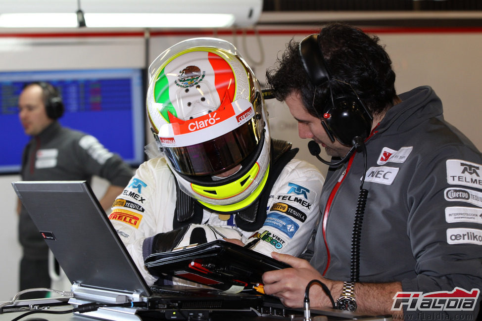 Sergio Pérez estudia los datos de su coche en los test