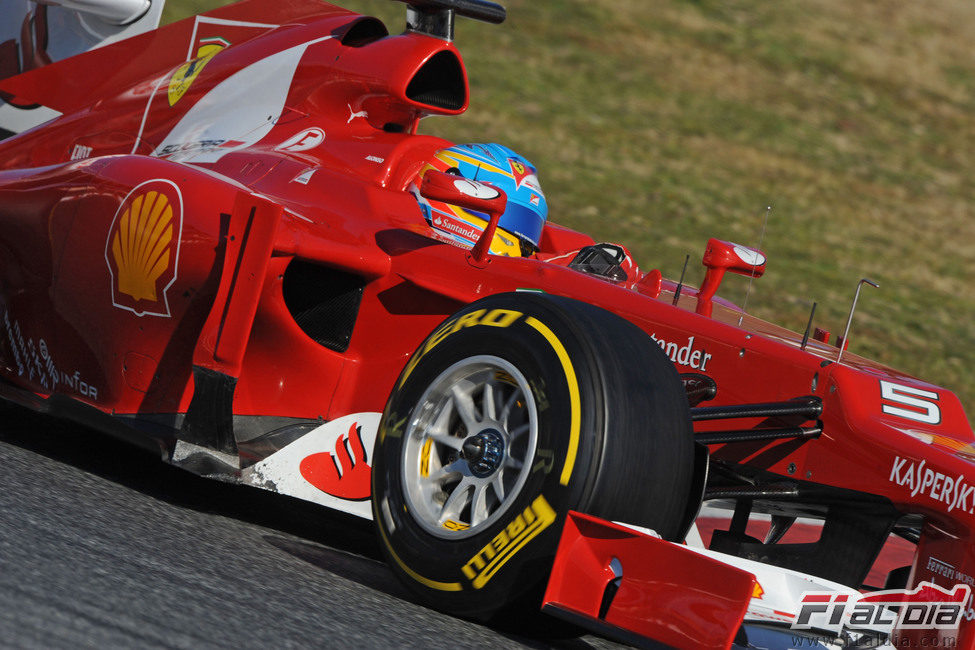 Fernando Alonso pilotando en los test de pretemporada 2012