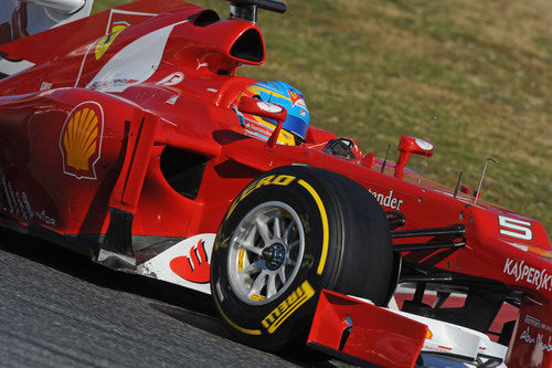 Fernando Alonso pilotando en los test de pretemporada 2012