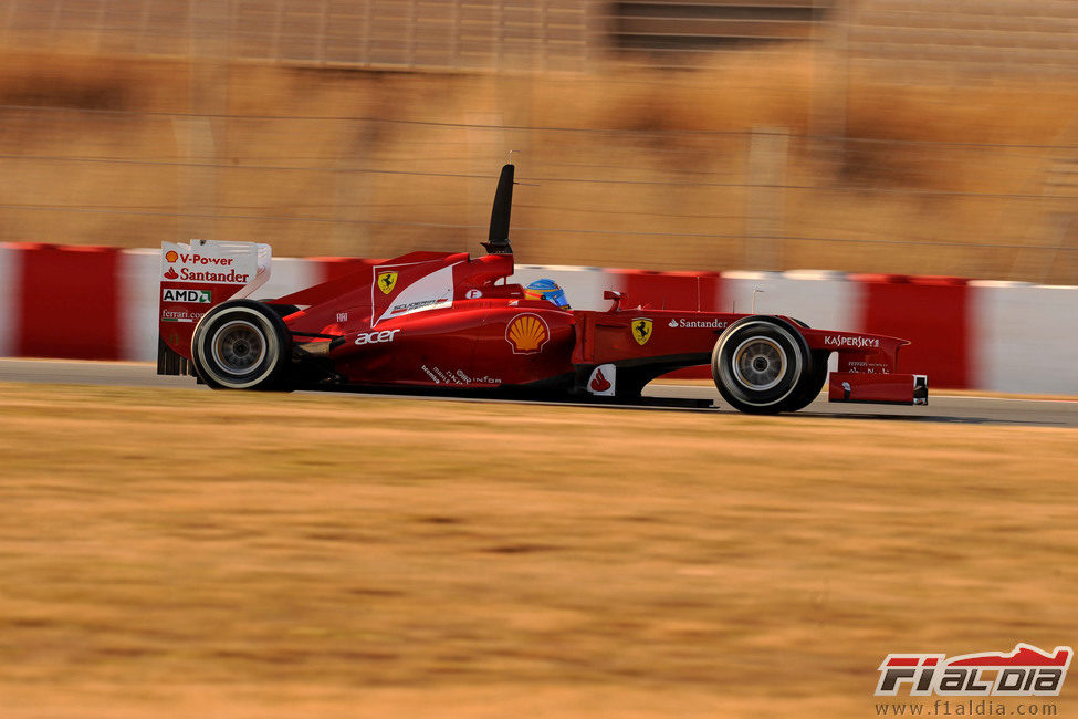 Alonso pisa a fondo en los entrenamientos de pretemporada 2012
