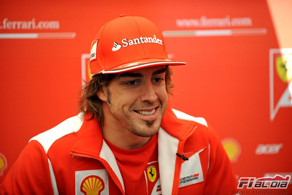 Fernando Alonso contento en los test de Barcelona