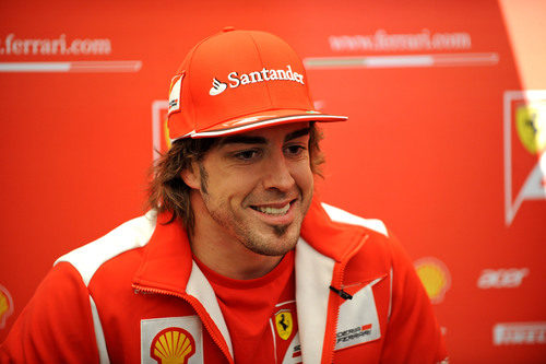 Fernando Alonso contento en los test de Barcelona