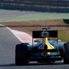 Vista trasera del Caterham CT01 de Petrov