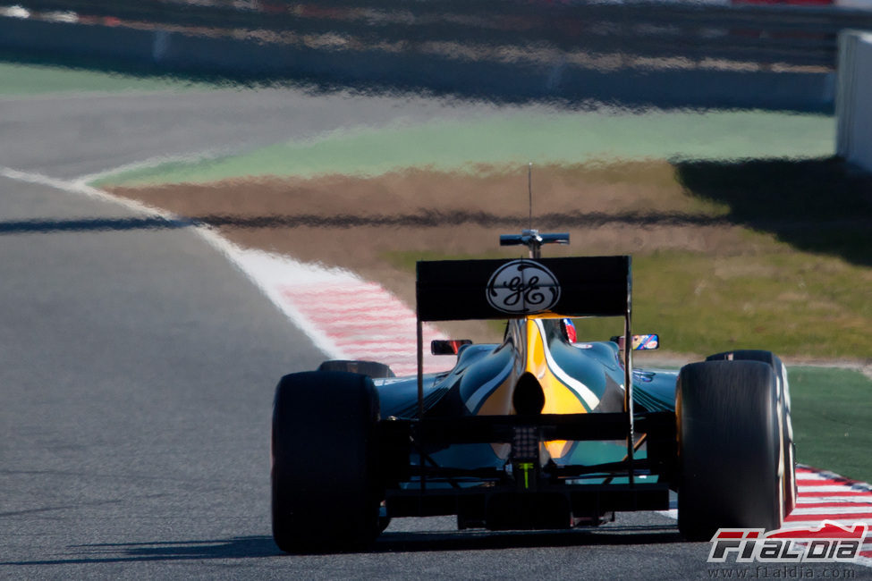 Vista trasera del Caterham CT01 de Petrov