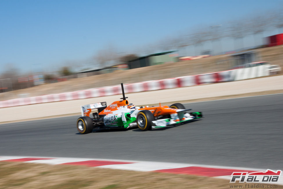 Hülkenberg a toda velocidad en los test de Barcelona