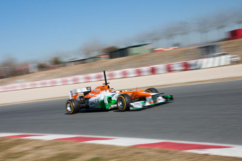 Hülkenberg a toda velocidad en los test de Barcelona