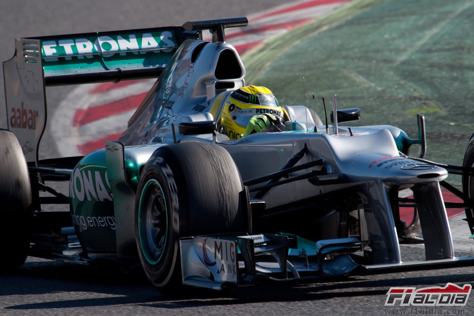 Plano corto de Rosberg en el W03