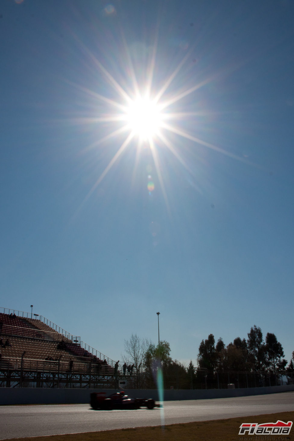 El sol brilla sobre el Circuit en los test