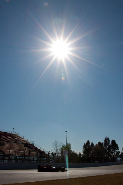 El sol brilla sobre el Circuit en los test