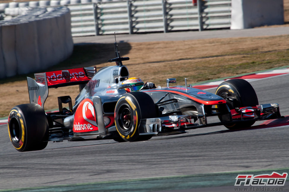 Hamilton acumula kilómetros en los test de Montmeló