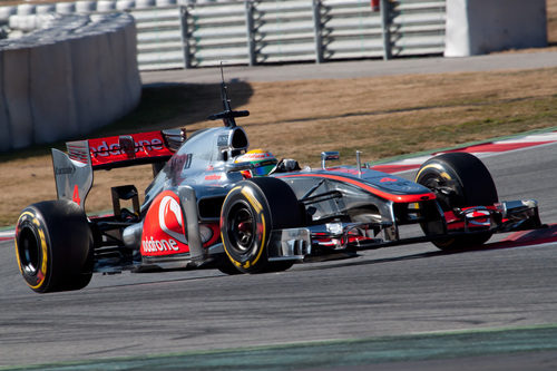 Hamilton acumula kilómetros en los test de Montmeló