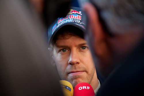 Sebastian Vettel atiende a la prensa en los test de Montmeló