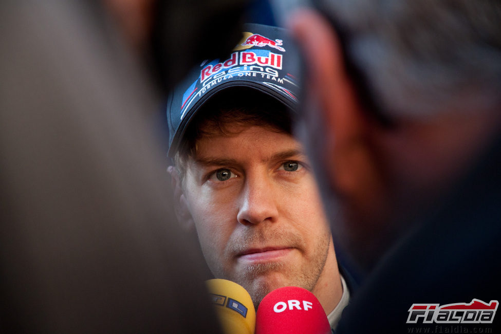 Sebastian Vettel atiende a la prensa en los test de Montmeló