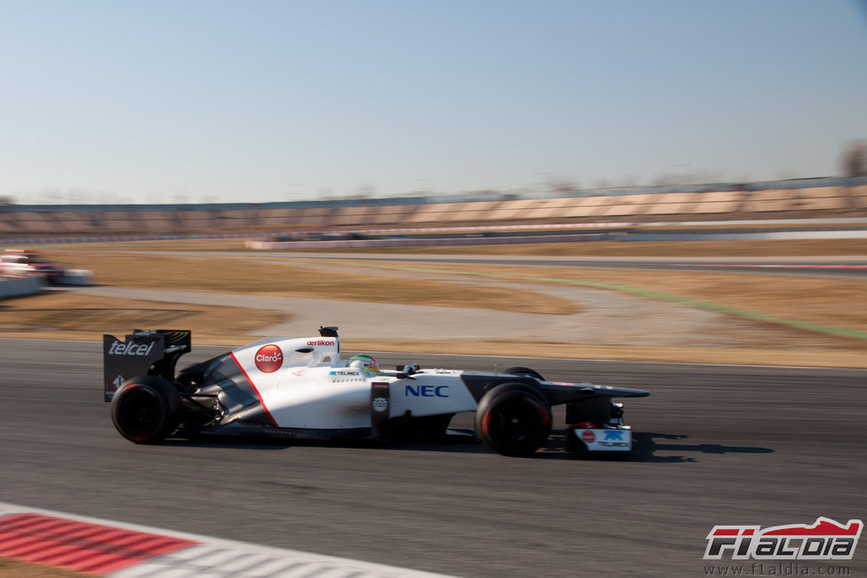 Sergio Pérez con el Sauber en los test de Barcelona