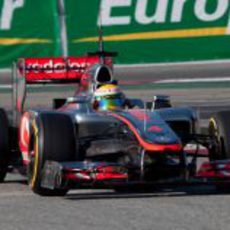 Hamilton rueda en los test de Barcelona con McLaren