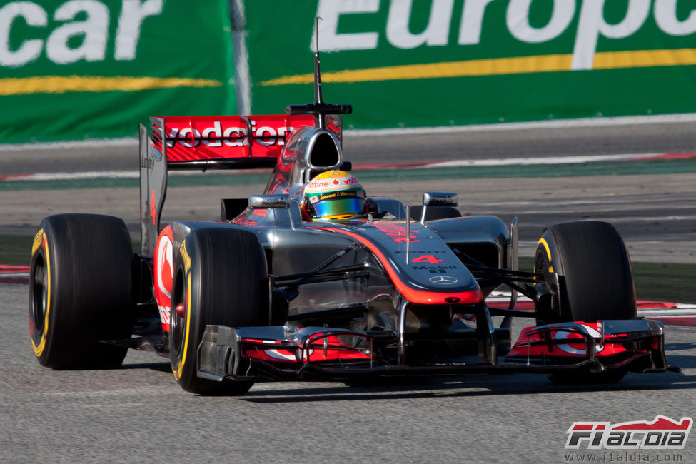 Hamilton rueda en los test de Barcelona con McLaren