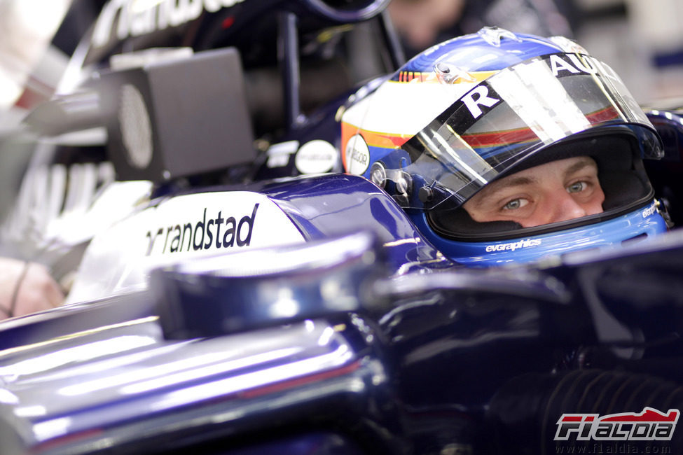 Valtteri Bottas sentado en el Williams en Montmeló