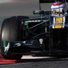 Vitaly Petrov al volante del Caterham CT01 en los test