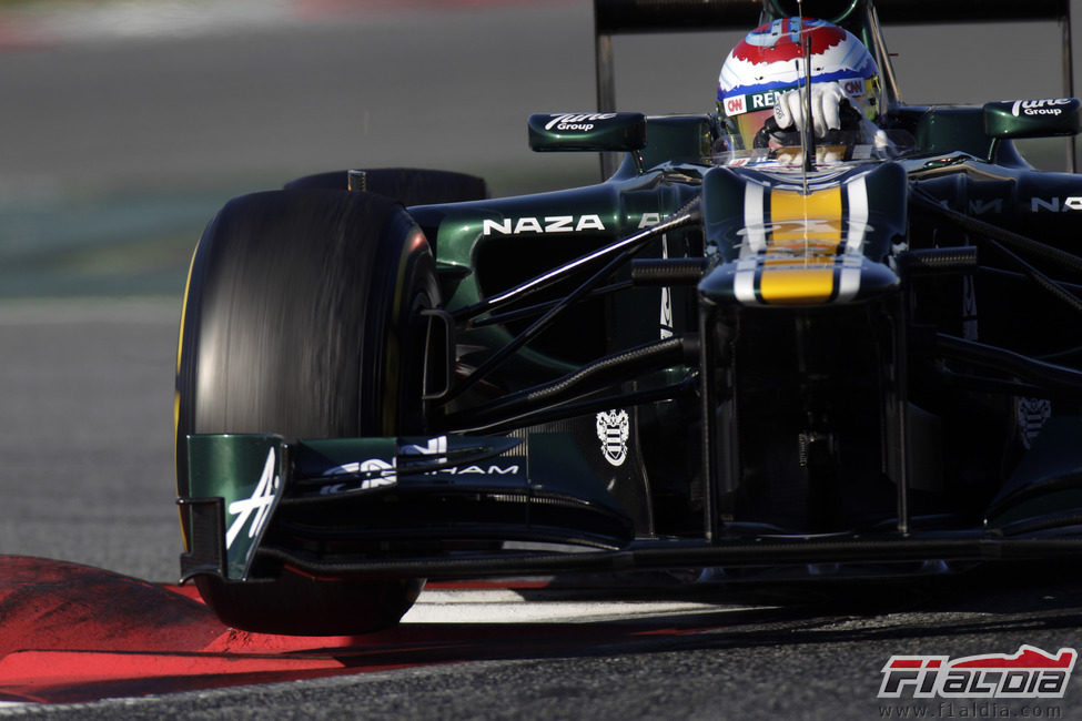 Vitaly Petrov al volante del Caterham CT01 en los test