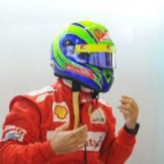 Felipe Massa se pone el casco en los test de Barcelona