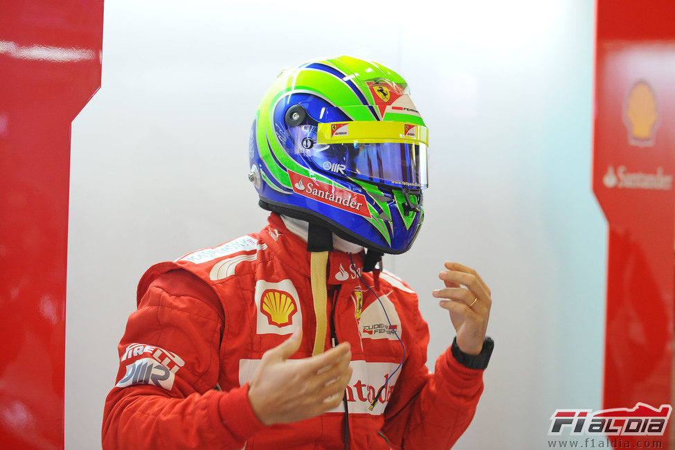 Felipe Massa se pone el casco en los test de Barcelona