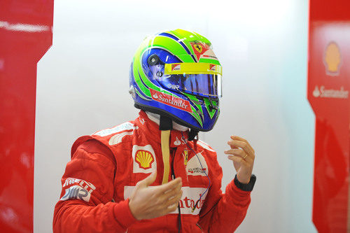 Felipe Massa se pone el casco en los test de Barcelona