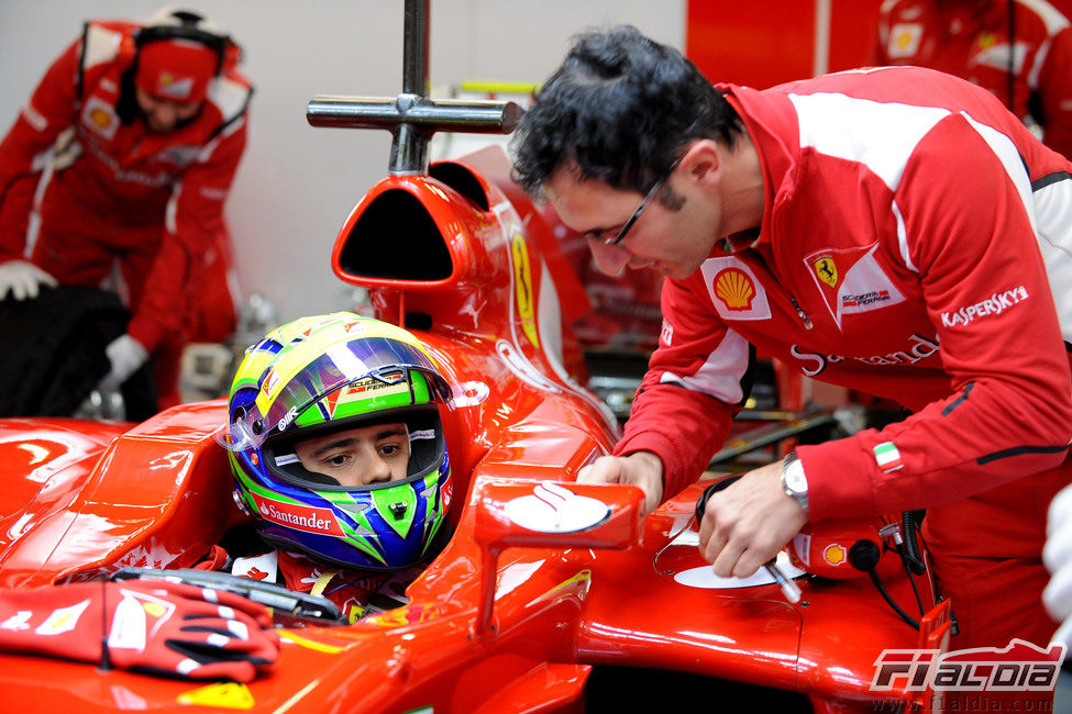 Felipe Massa sentado en el Ferrari F2012 en Barcelona