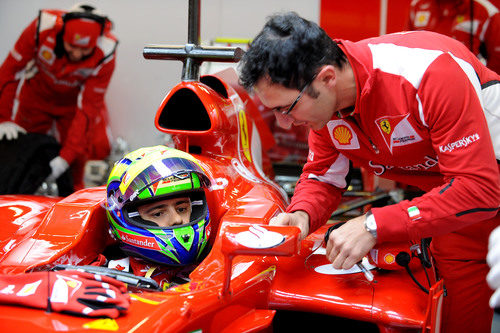 Felipe Massa sentado en el Ferrari F2012 en Barcelona