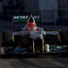 Schumacher sale de boxes con el W03