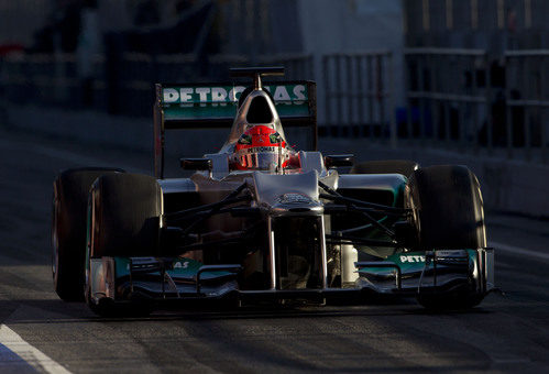 Schumacher sale de boxes con el W03