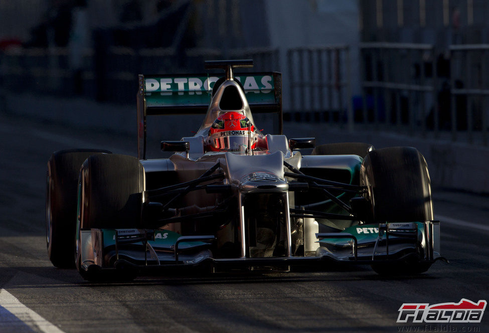 Schumacher sale de boxes con el W03