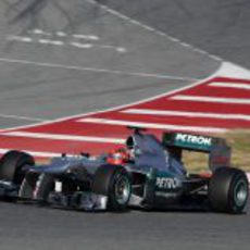 Schumacher rueda con el W03 en los test de Barcelona