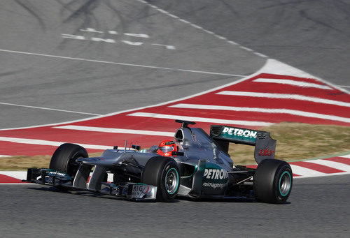Schumacher rueda con el W03 en los test de Barcelona