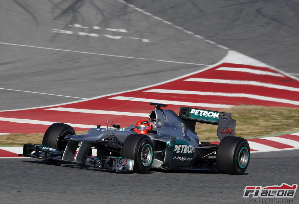 Schumacher rueda con el W03 en los test de Barcelona