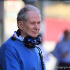 Helmut Marko en el 'pit lane' de Montmeló