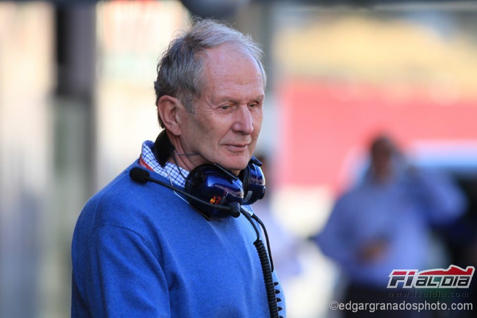 Helmut Marko en el 'pit lane' de Montmeló