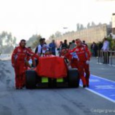 El Ferrari de Massa vuelve a boxes en Barcelona