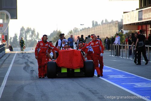 El Ferrari de Massa vuelve a boxes en Barcelona