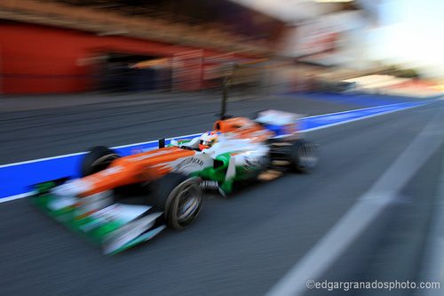 Paul di Resta sale de boxes pisando a fondo