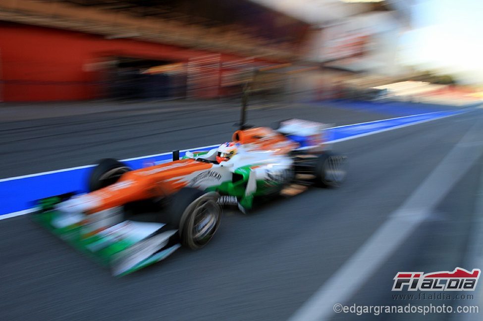 Paul di Resta sale de boxes pisando a fondo