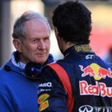 Helmut Marko habla con Mark Webber en los test de Barcelona