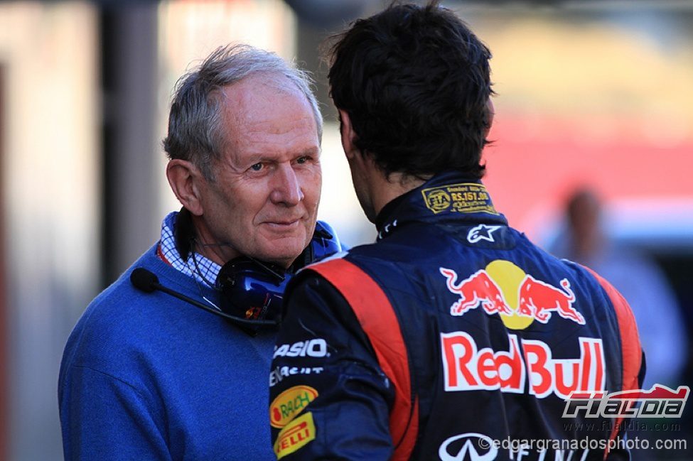 Helmut Marko habla con Mark Webber en los test de Barcelona