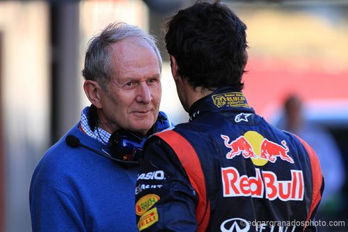 Helmut Marko habla con Mark Webber en los test de Barcelona