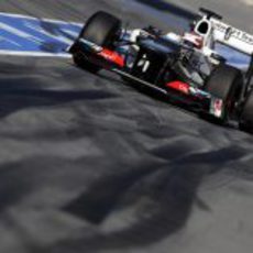 Kamui Kobayashi sale de boxes en los test de Barcelona