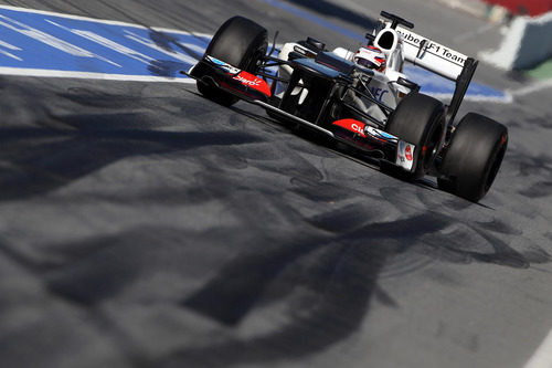 Kamui Kobayashi sale de boxes en los test de Barcelona