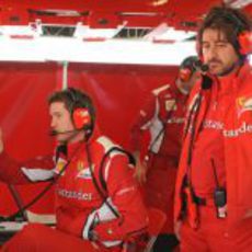 Rob Smedley en el box de Ferrari en Barcelona