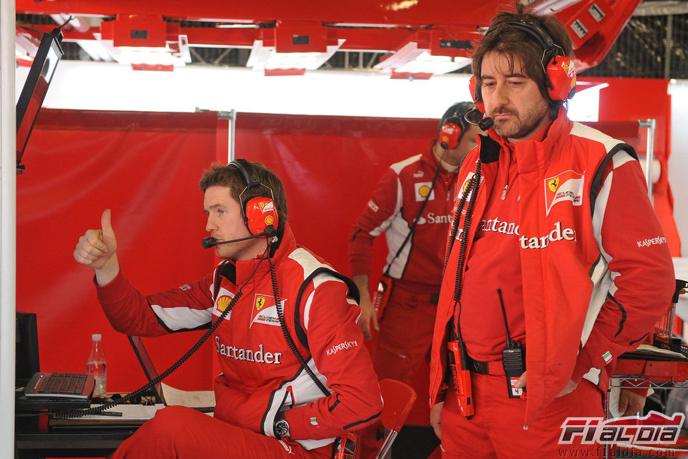 Rob Smedley en el box de Ferrari en Barcelona