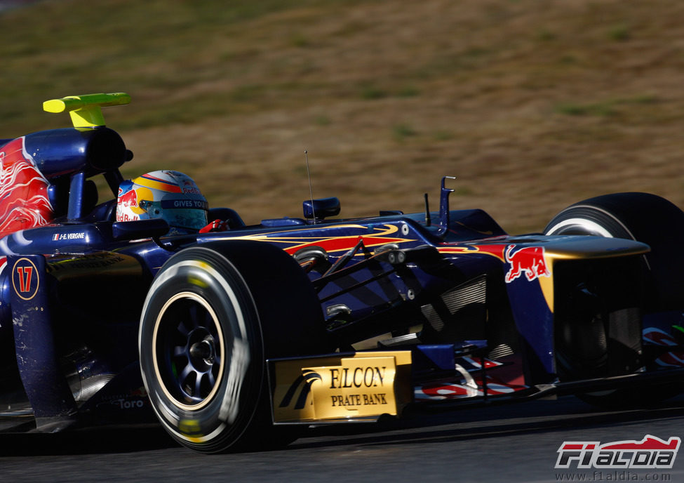 Jean-Eric Vergne rueda con el STR7 en Montmeló