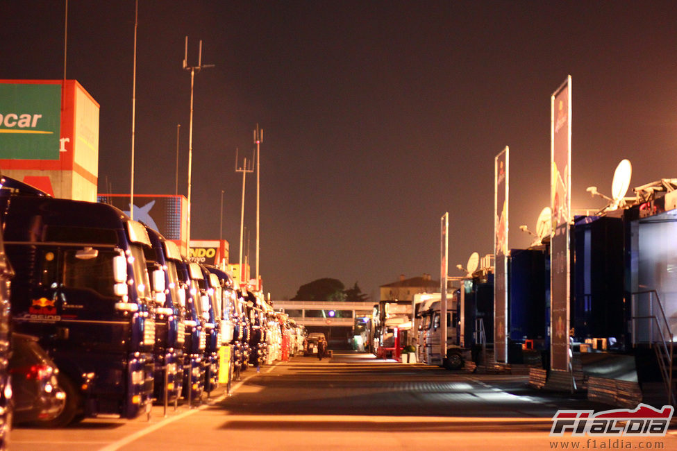 El 'paddock' del Circuit de Catalunya al caer la noche